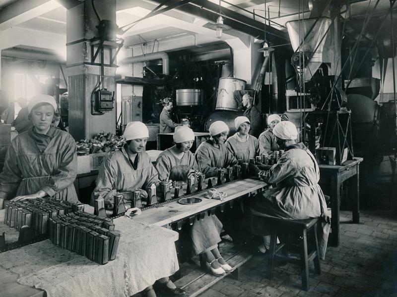 Kvinder i gammel fabrik